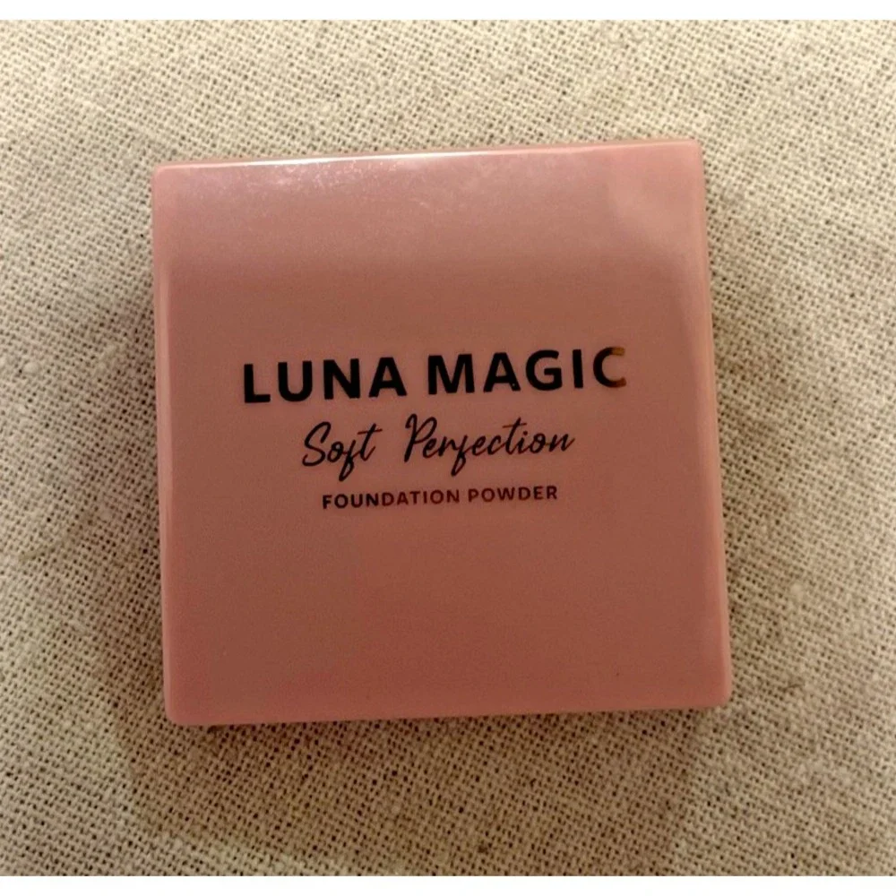 Luna Magic Soft Foundation Powder light Mini Compact 2.8G - Picture 1 of 3